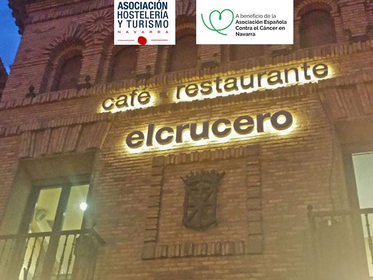 fotografía del nombre iluminado del Restaurante El Crucero de Corella