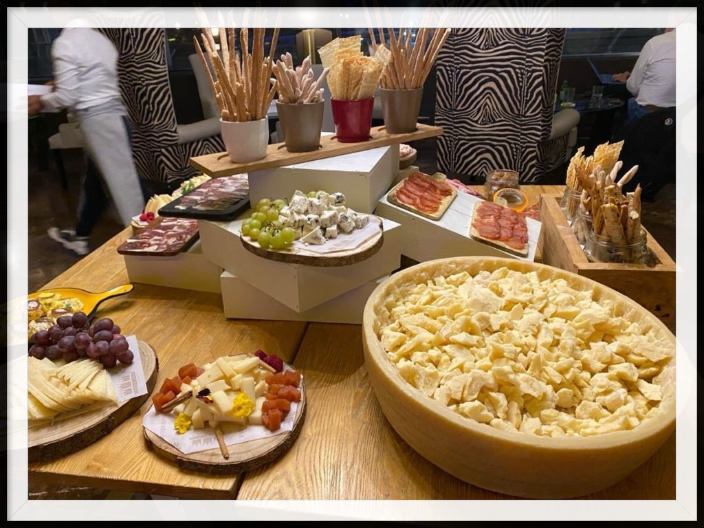 Fotografía de una mesa con alimentos tipo buffet, que corresponden al Aperitivo Italiano que organiza el Hotel Tres Reyes de Pamplona